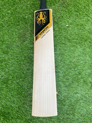 What bat does Kohli use?