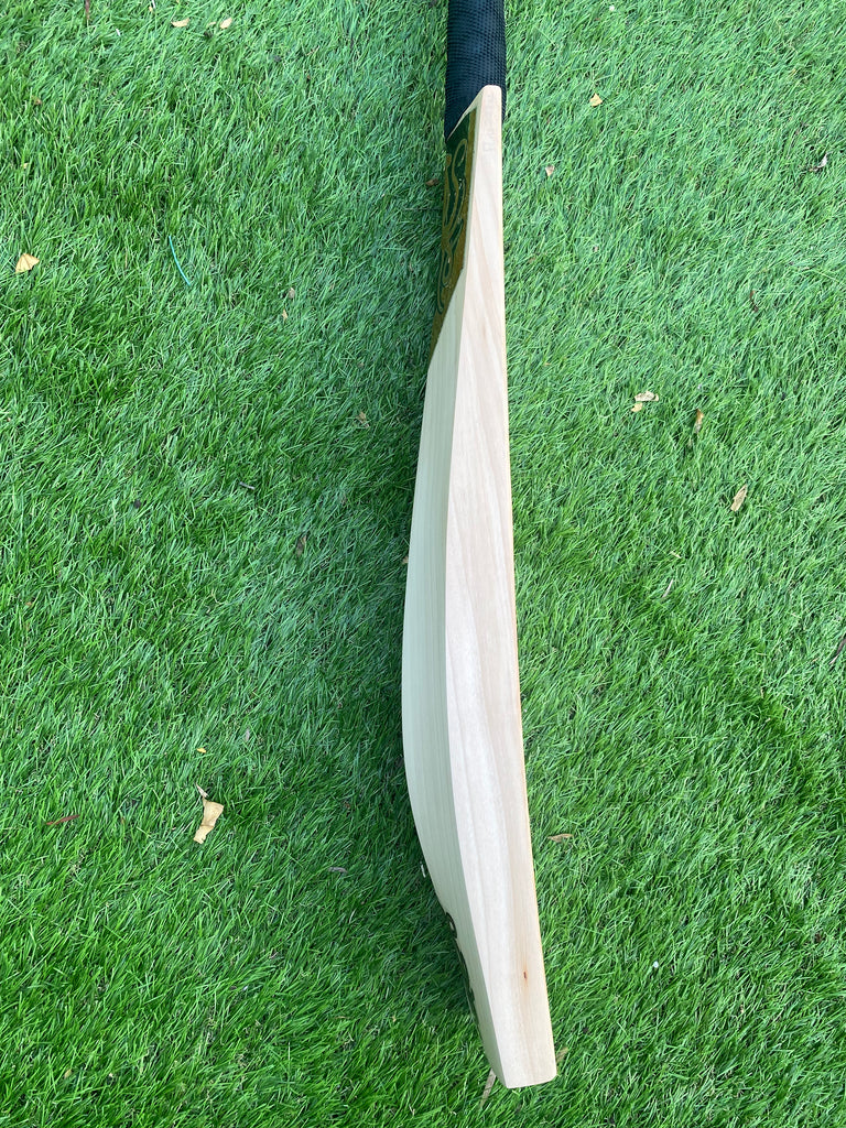 What bat does Virat Kohli use?