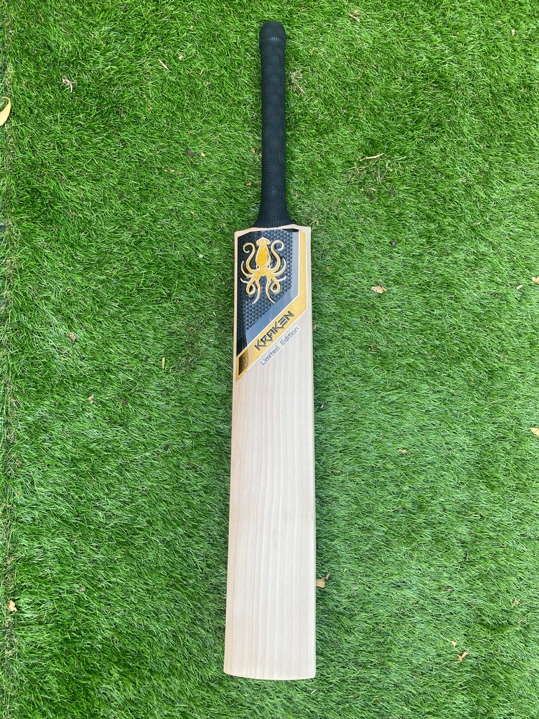 What does Virat Kohlis bat weigh?